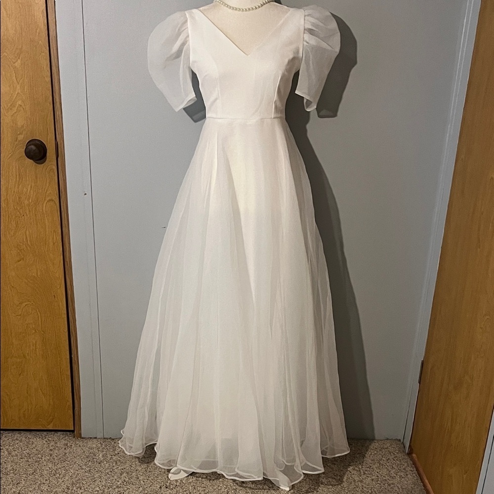 Simply elegant short sleeve full skirt wedding gown new